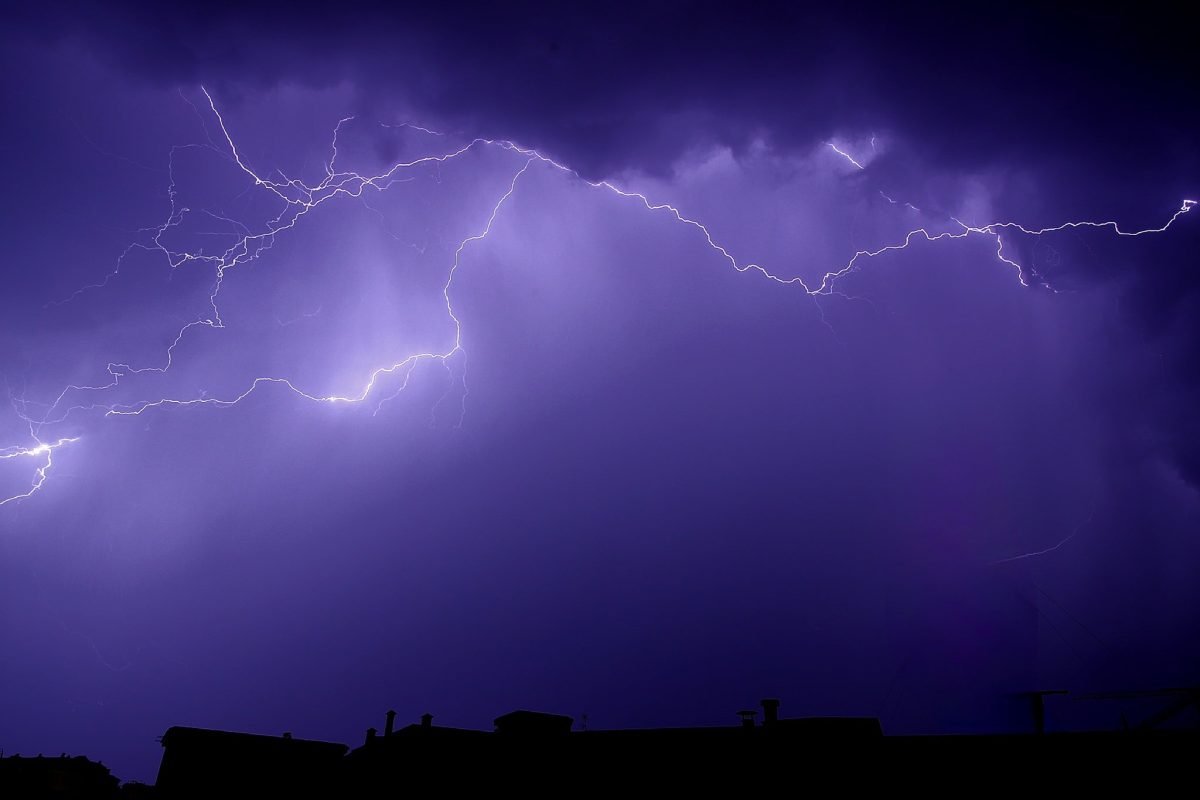 Aviso amarillo por lluvias y tormentas en la Costa del Sol para este miércoles 29 de octubre - Tormenta Imagen de la tormenta eléctrica, desde Estepona.