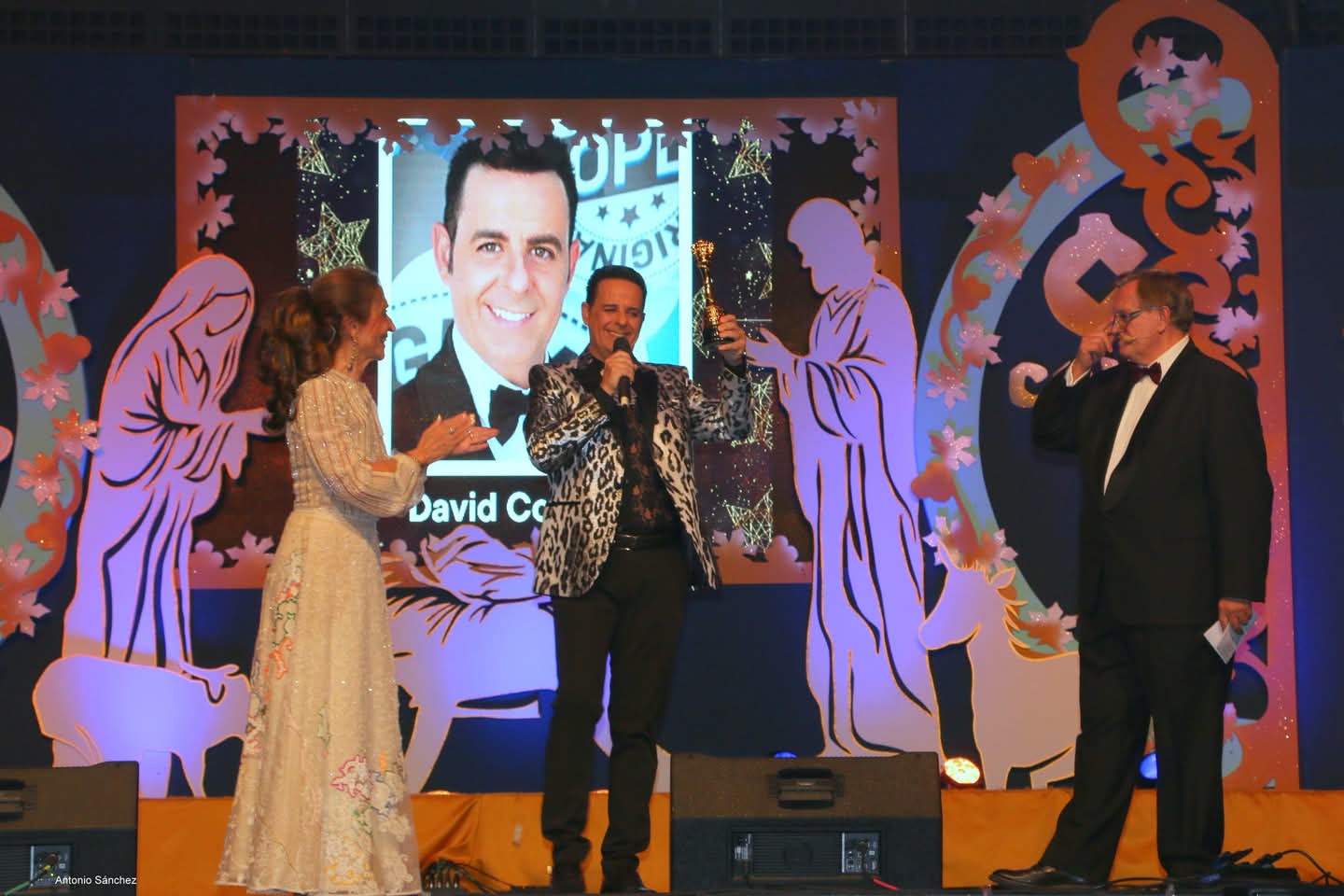 David Cordobés conquista Marbella con su voz y recibe el Premio Oro, Incienso y Mirra "Copla" 2024 - WhatsApp Image 2024 12 14 at 23.03.19 David Cordobés conquista Marbella con su voz y recibe el Premio Oro, Incienso y Mirra "Copla" 2024 - WhatsApp Image 2024 12 14 at 23.03.19