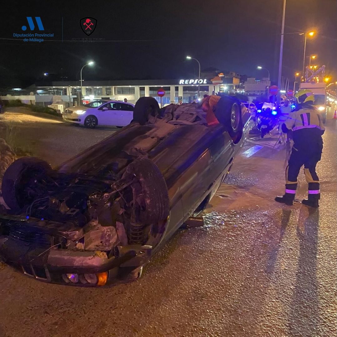 Un vehículo vuelca en la A-7 a su paso por Estepona dirección Algeciras - accidente estepona Un vehículo vuelca en la A-7 a su paso por Estepona dirección Algeciras - accidente estepona
