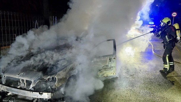 Un vehículo se incendia en la madrugada y queda completamente calcinado en Estepona - bomberos Un vehículo se incendia en la madrugada y queda completamente calcinado en Estepona - bomberos