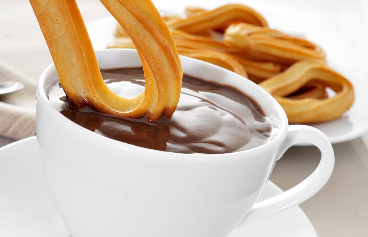 Benahavís invita a un desayuno con churros para ver el sorteo de la Lotería Nacional este domingo - churros chocolate scaled Churros con chocolate gratis en Benahavís