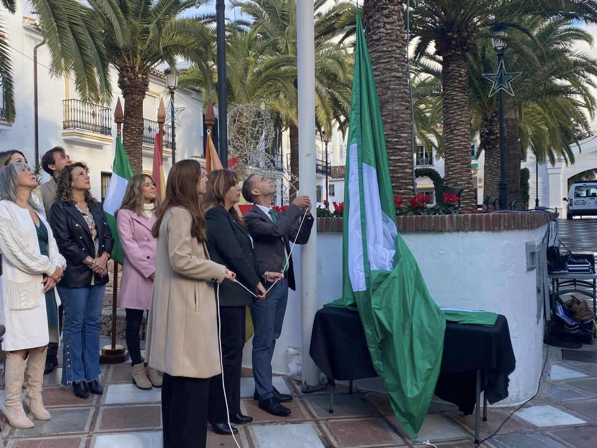 Benalmádena revive el espíritu del 4 de diciembre de 1977 en su celebración del Día de la Bandera Andaluza - izado bandera benalmadena