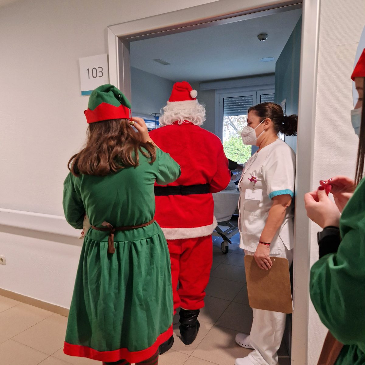 Papa Noel sorprende a los niños del Hospital Quirónsalud Marbella - navidad quironsalud marbella dya Papa Noel sorprende a los niños del Hospital Quirónsalud Marbella - navidad quironsalud marbella dya