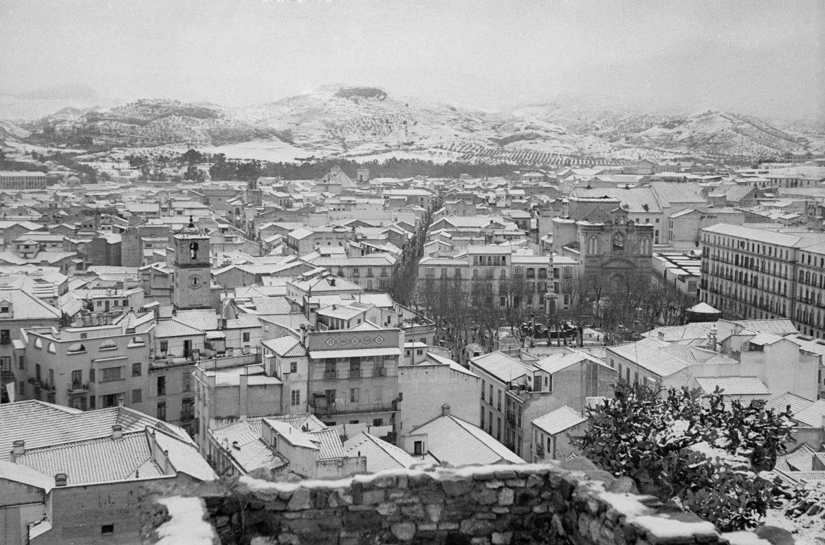 «Dicen que está nevando. Si quieren verlo, salgan a la calle», una postal única en la historia de Málaga - nevada malaga 1954 scaled «Dicen que está nevando. Si quieren verlo, salgan a la calle», una postal única en la historia de Málaga - nevada malaga 1954 scaled