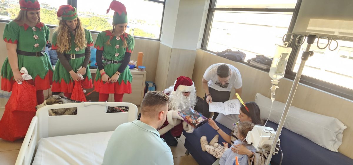 Papá Noel lleva la alegría a los pacientes del Hospital Quirónsalud Málaga - papa noel quironsalud malaga 2 Papá Noel lleva la alegría a los pacientes del Hospital Quirónsalud Málaga - papa noel quironsalud malaga 2