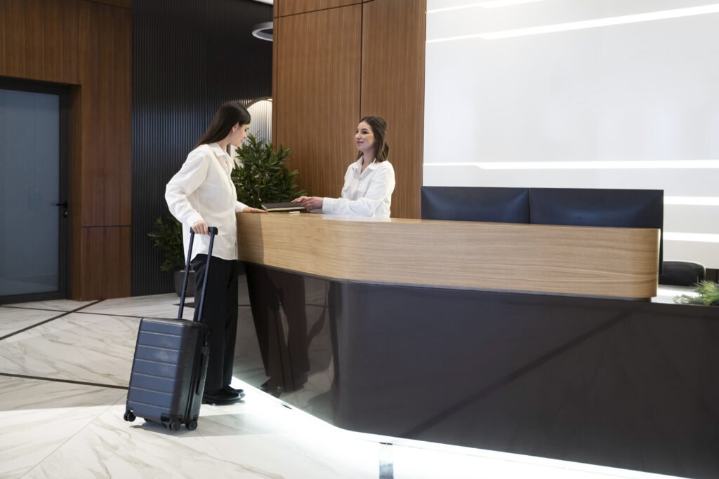 Registro de viajeros: llega el 'Gran Hermano hotelero' - recepcion hotel Recepción de un hotel.