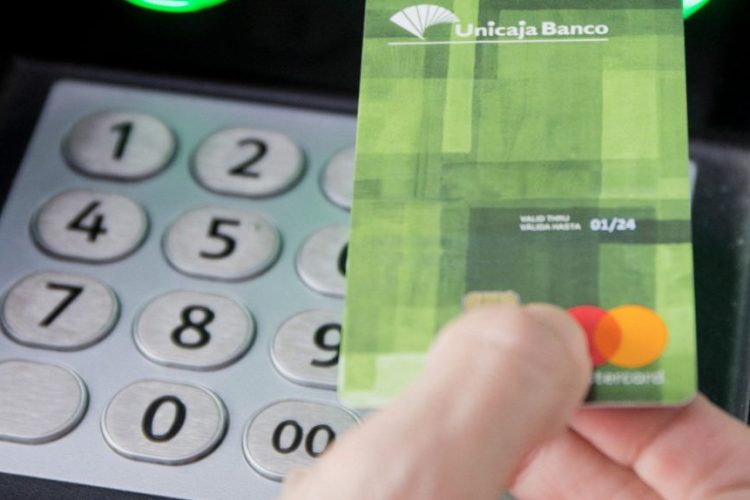 Los clientes de Unicaja se quedan ‘vendidos’ sin poder usar su tarjeta tras una incidencia digital - unicaja tarjeta 750x500 1 Los clientes de Unicaja se quedan ‘vendidos’ sin poder usar su tarjeta tras una incidencia digital - unicaja tarjeta 750x500 1
