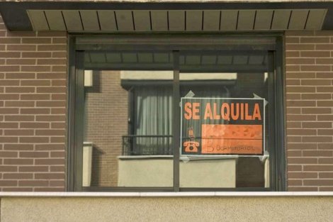 Detenido en Algeciras por estafar hasta 12.000 euros con anuncios falsos de alquileres de pisos - 1380715198 0 Se alquila casa, en cartel. / Archivo