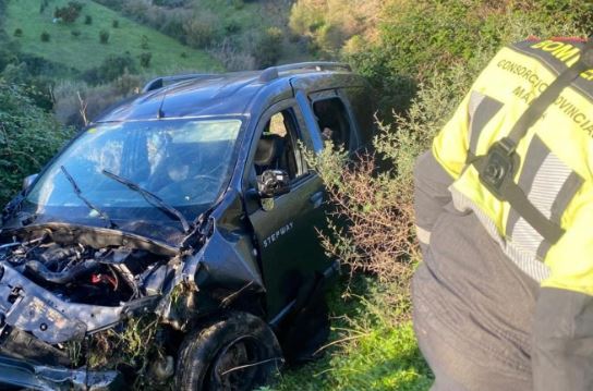 Un vehículo cae por un barranco en Estepona, sin personas atrapadas - Accidente Estepona Un vehículo cae por un barranco en Estepona, sin personas atrapadas - Accidente Estepona