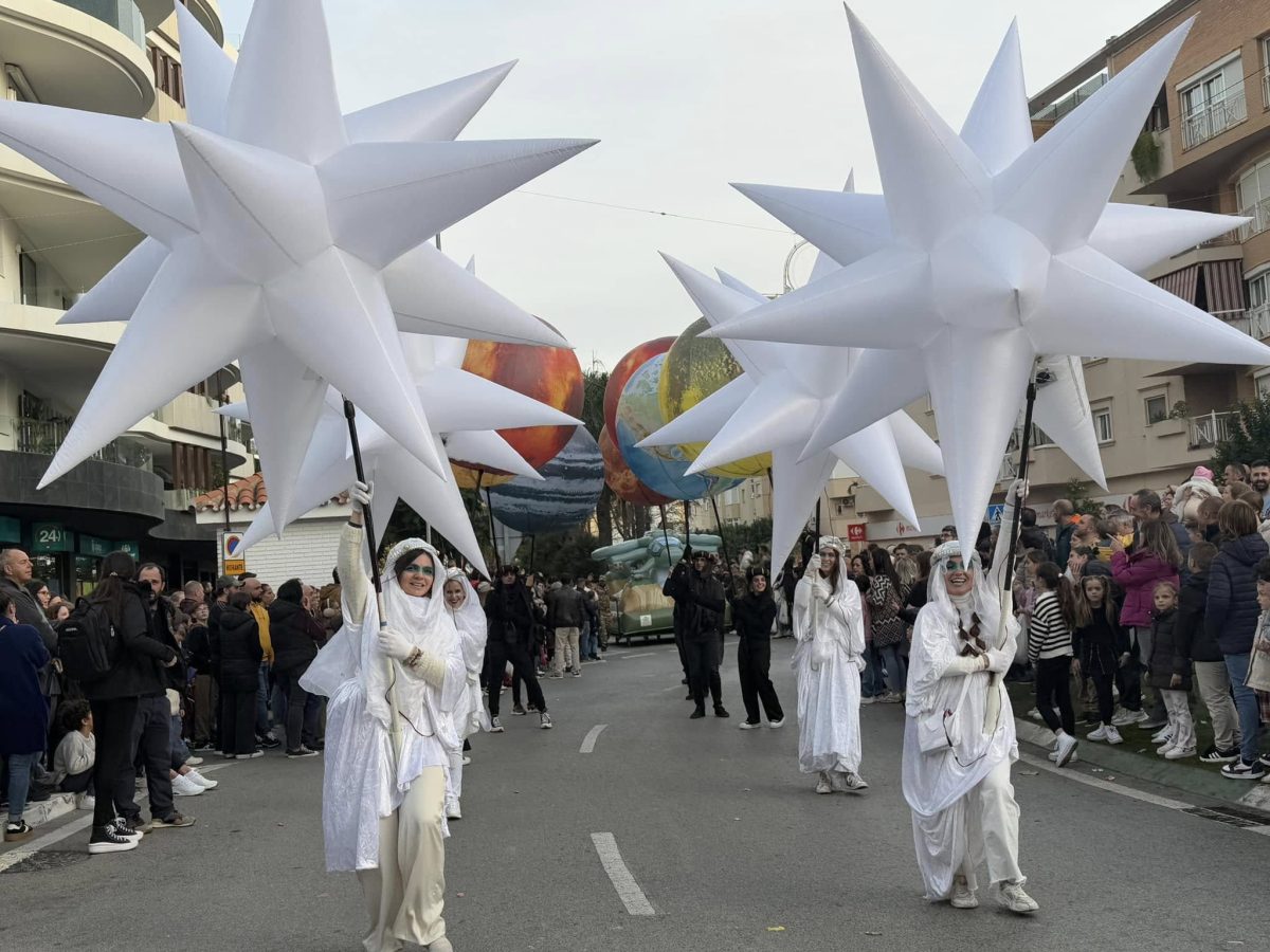 Caritas de ilusión y bolsas para guardar caramelos: Estepona recibe a lo grande a Sus Majestades de Oriente - Cabalgata Estepona Caritas de ilusión y bolsas para guardar caramelos: Estepona recibe a lo grande a Sus Majestades de Oriente - Cabalgata Estepona
