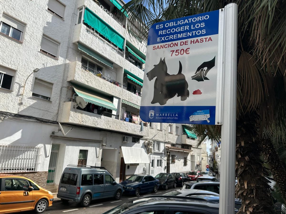 Multas de hasta 750€ en Marbella por no recoger los excrementos de las mascotas - Cartel informativo mascotas Cartel informativo municipal en una barriada de Marbella.