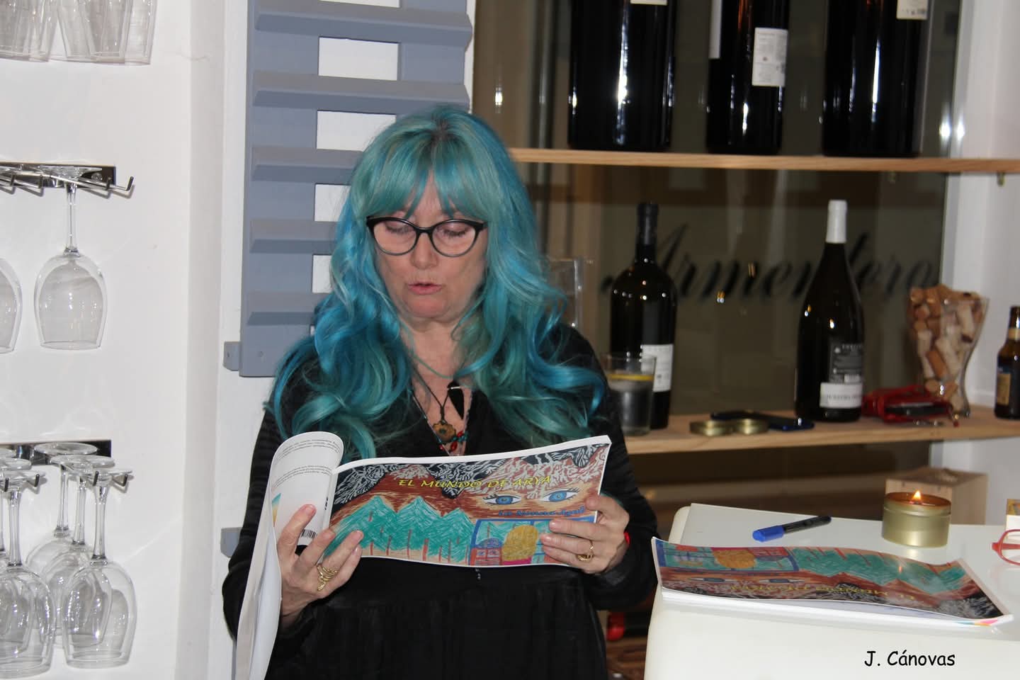 'El mundo de Arya', un cuento para niños y adultos - Estepona La Nonna Azul, durante la presentación de su libro 'El mundo de Arya' en Estepona.