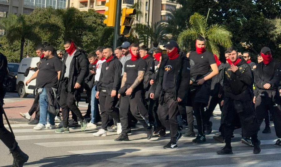 Los ultras arruinan la fiesta del fútbol marbellí con una batalla campal en la previa del Marbella-Atlético - GgchLlTWMAARk0s e1736245973142 Los ultras arruinan la fiesta del fútbol marbellí con una batalla campal en la previa del Marbella-Atlético - GgchLlTWMAARk0s e1736245973142