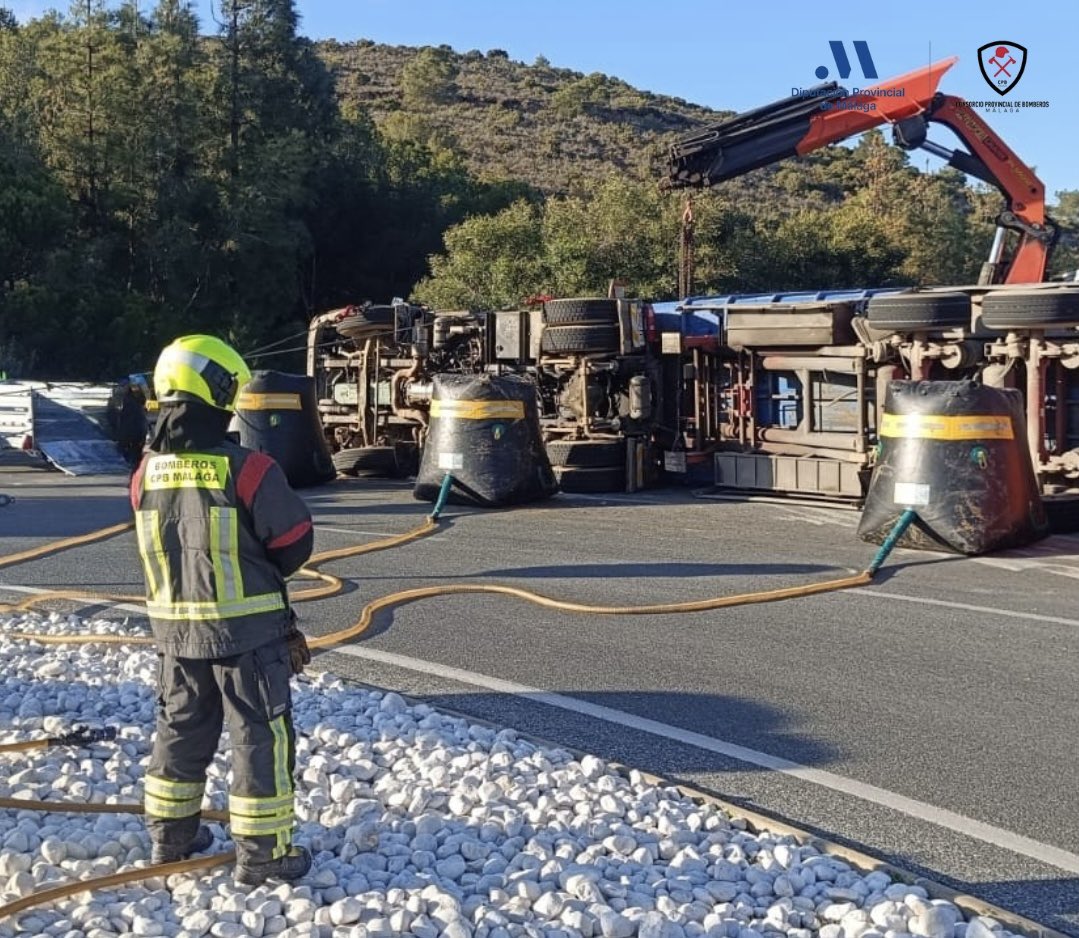 Accidente en Alhaurín el Grande tras el vuelco de un camión - GhRp4MOWwAEKZIH Accidente en Alhaurín el Grande tras el vuelco de un camión - GhRp4MOWwAEKZIH