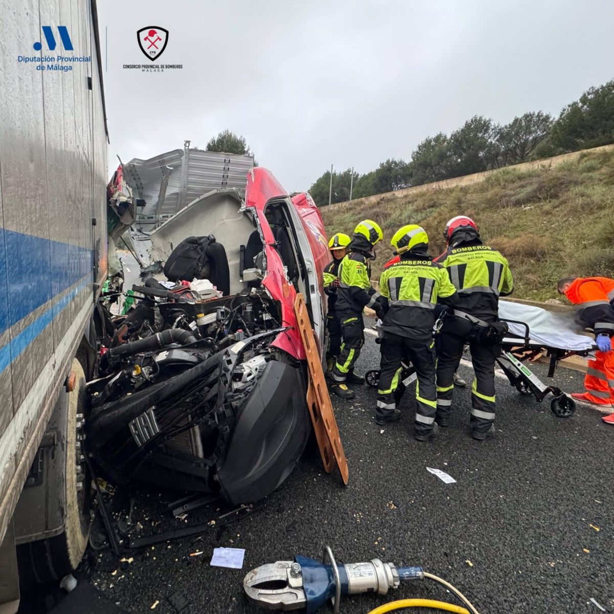 Una persona atrapada tras una colisión entre dos vehículos entre Colmenar y Antequera - GiSve5gWgAAwN70 Una persona atrapada tras una colisión entre dos vehículos entre Colmenar y Antequera - GiSve5gWgAAwN70