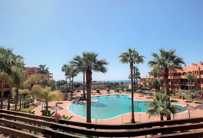 Alojados en un hotel de Benahavís los 360 inmigrantes ilegales trasladados desde Canarias - Hotel Oh Nice Caledonia 2 Hotel donde están alojados los inmigrantes.