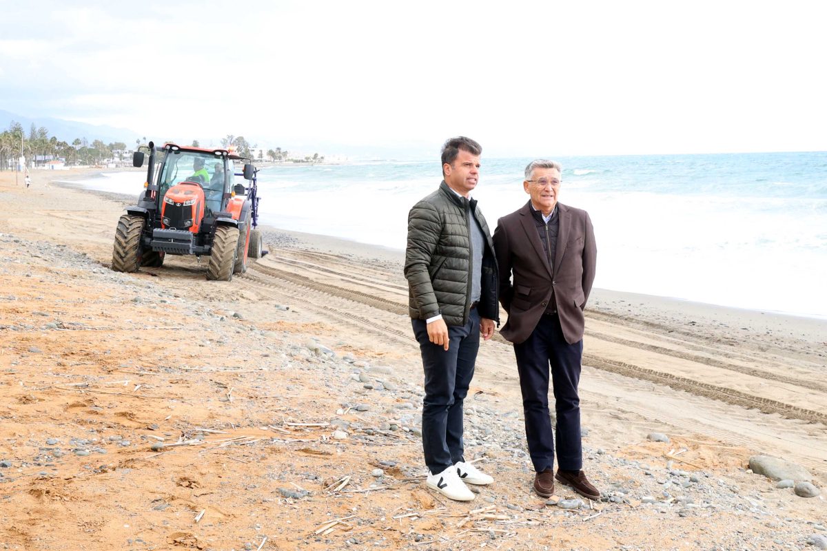 Marbella refuerza la limpieza de sus playas con una nueva máquina despedregadora - KF5A4393 Marbella refuerza la limpieza de sus playas con una nueva máquina despedregadora - KF5A4393