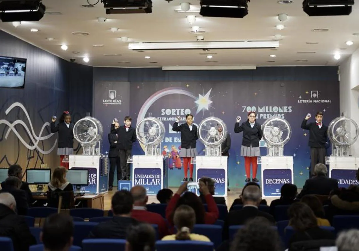 Lluvia de euros en Marbella con el segundo premio de El Niño - LOTERIA NINO 2025 PREMIOS kUbH U230442930051LKG Lotería de El Niño.