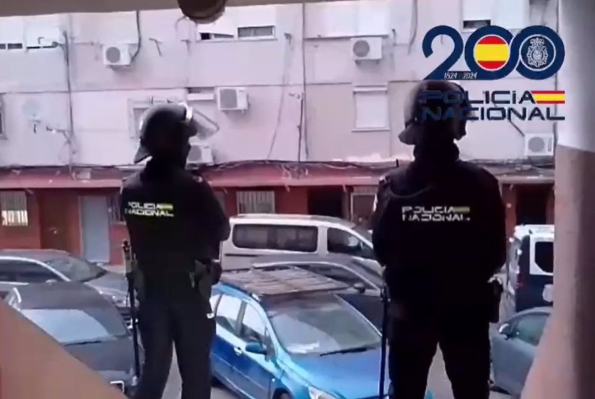 Un hombre se atrinchera en su vivienda tras agredir a su pareja en Vélez-Málaga - Policia Nacional Un hombre se atrinchera en su vivienda tras agredir a su pareja en Vélez-Málaga - Policia Nacional