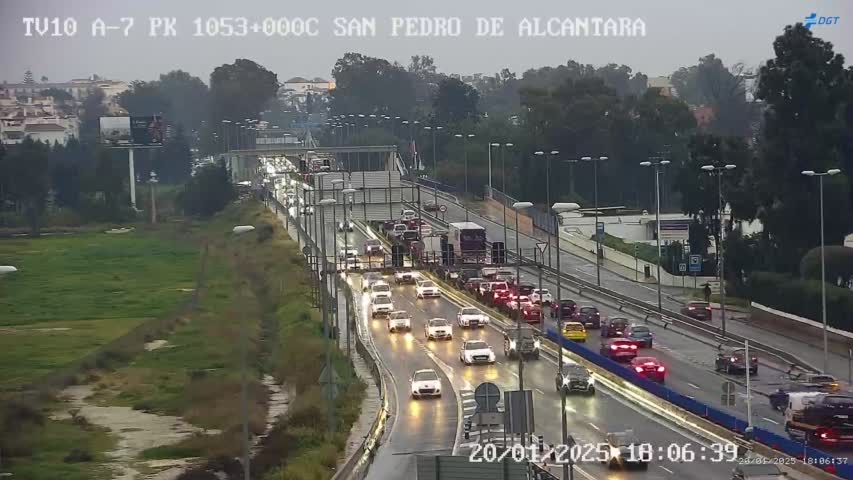 La A-7 a su paso por San Pedro, el atasco que no cesa - San Pedro A-7 a su paso por San Pedro, en la tarde de este lunes.