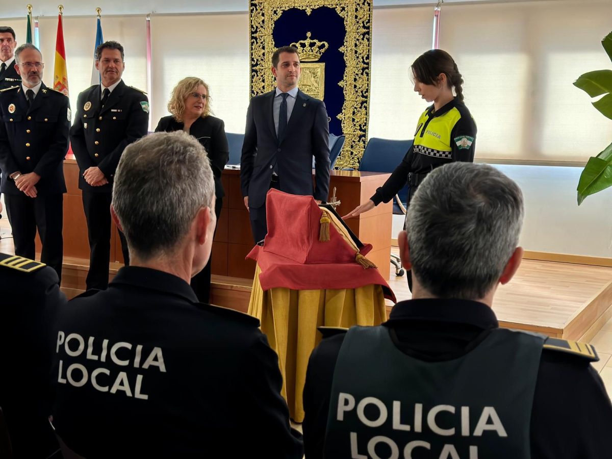 Cuatro nuevos Policías y un Sargento de Bomberos refuerzan la seguridad en Fuengirola - Toma posesion policias locales y bombero 2 Toma de posesión de la Policía Local y de los Bomberos de Fuengirola./ AYTO FUENGIROLA