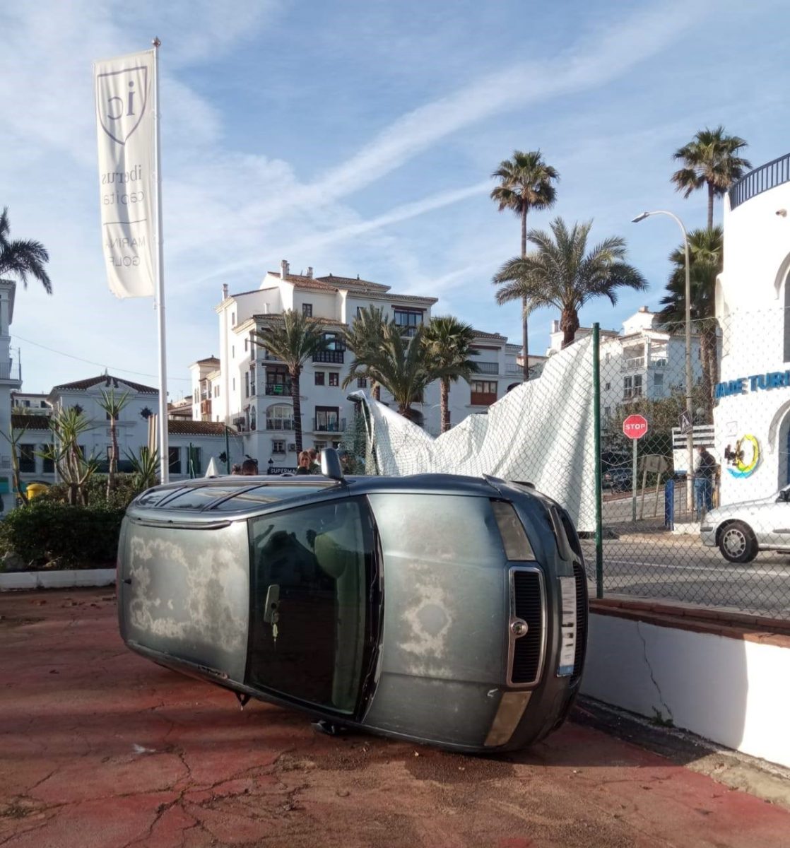 Un accidente en el Puerto de la Duquesa provoca el vuelco de un vehículo - accidente manilva 2 Un accidente en el Puerto de la Duquesa provoca el vuelco de un vehículo - accidente manilva 2
