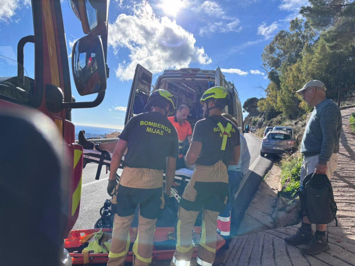 Los Bomberos de Mijas rescatan a una senderista de 68 años en la Sierra de Mijas - articulos 51164 Los Bomberos de Mijas rescatan a una senderista de 68 años en la Sierra de Mijas - articulos 51164
