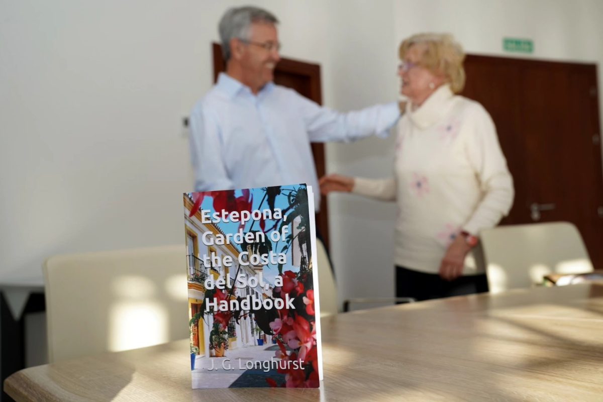 Jennifer Longhurst, una embajadora de Estepona, publica una completa guía turística en inglés - guia turistica ingles estepona Jennifer Longhurst, una embajadora de Estepona, publica una completa guía turística en inglés sobre la ciudad