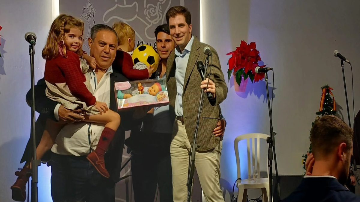 Un total de 361 niños y niñas recibieron juguetes gracias a la asociación Frente Bolillón - juguetes El presidente de Frente Bolillón, Luis Rodríguez, recibe una donación de juguetes.