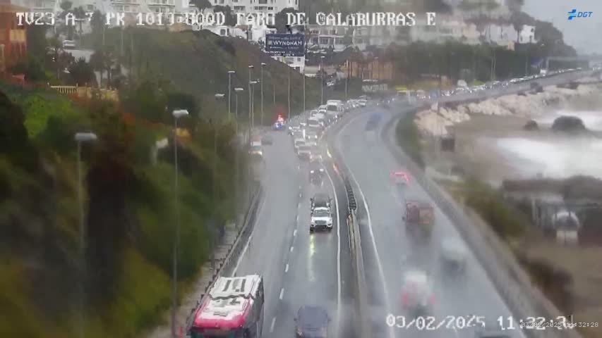 Se produce un corte de carril en la A-7 a la altura de Mijas por inundaciones tras las fuertes lluvias - 210 Corte de carril en la A-7 por las fuertes lluvias./ DGT.