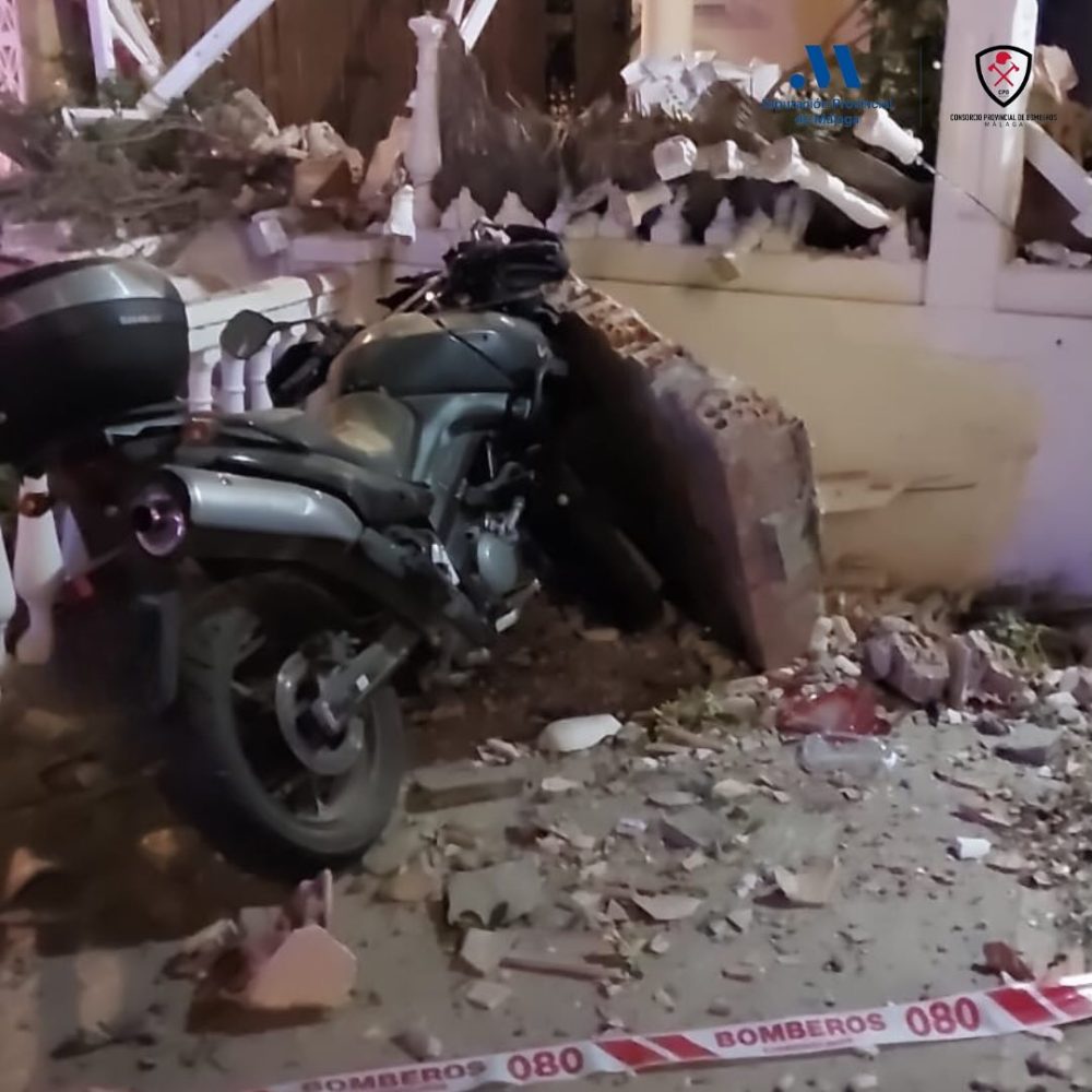Susto en Torremolinos: el derrumbe de un muro daña dos coches y una moto - 481125207 18357533527132513 3712547986368586754 n Susto en Torremolinos: el derrumbe de un muro daña dos coches y una moto - 481125207 18357533527132513 3712547986368586754 n