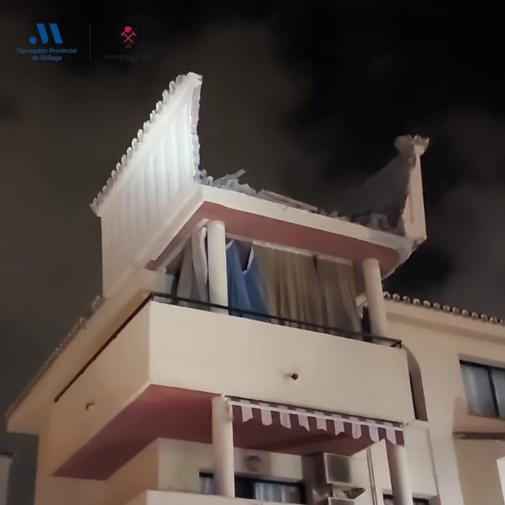 Susto en Torremolinos: el derrumbe de un muro daña dos coches y una moto - 481639059 18357533491132513 8125540256229302628 n Susto en Torremolinos: el derrumbe de un muro daña dos coches y una moto - 481639059 18357533491132513 8125540256229302628 n