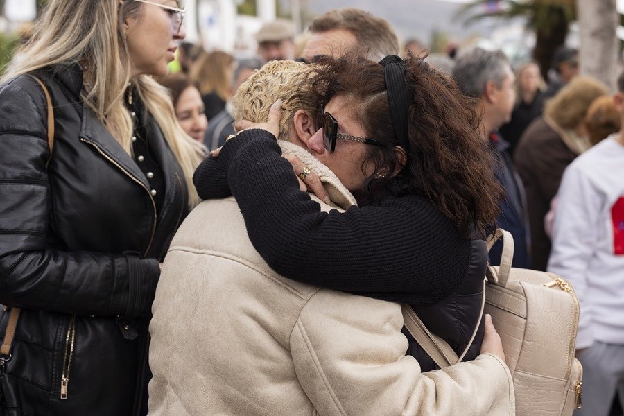 Benalmádena se vuelca con los hijos de Lina, la mujer asesinada a manos de su pareja - 4A97518C 1F93 42E0 811D 7E7BEE722103 Dos mujeres se abrazan tras el minuto de silencio en la concentración espontánea de vecinos de Benalmádena. EFE/Carlos Díaz