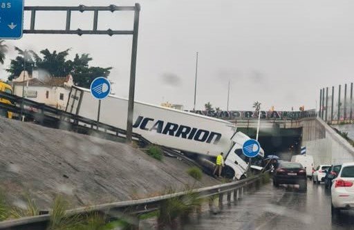 Un tractocamión sufre un accidente en la salida de Málaga en la M20 - Accidente tractocamion recorte Un tractocamión sufre un accidente en la salida de Málaga en la M20 - Accidente tractocamion recorte