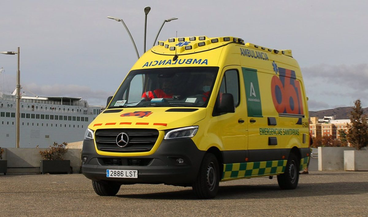 Seis heridos, cinco de ellos atrapados, en un choque frontal en Antequera - Ambulancia Ambulancia