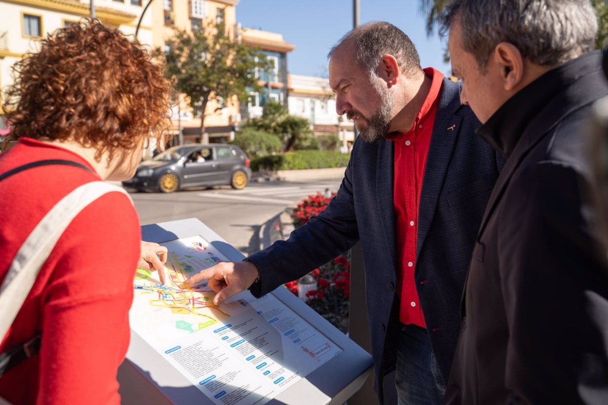 Cinco tótems mejoran la localización de los establecimientos en el Centro Comercial Abierto de Benalmádena - Benalmadena totems