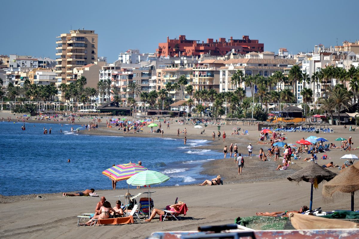 Estepona renovará sus playas con nuevos aseos, módulos de salvamento y accesos de hormigón