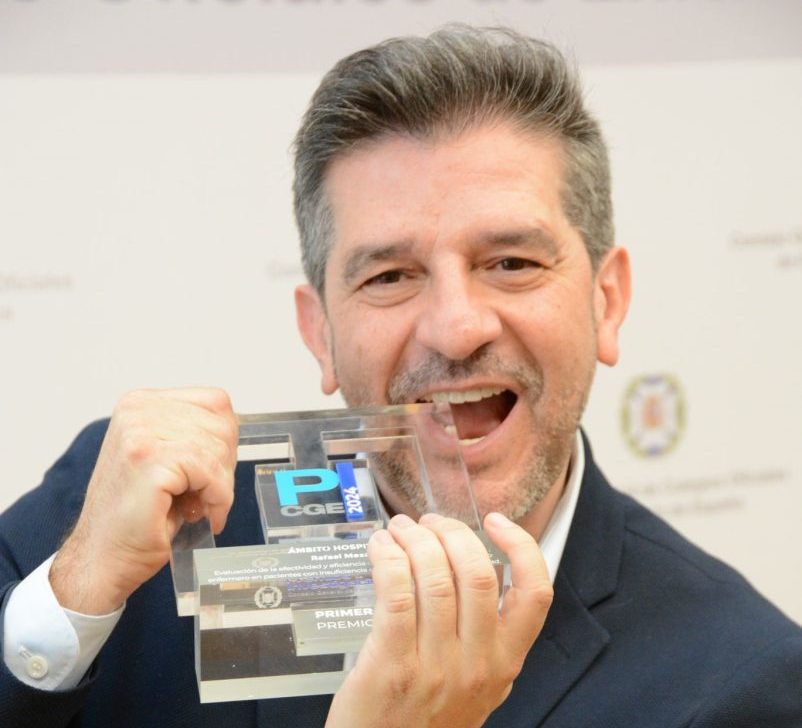 Un enfermero de Málaga, reconocido por su labor en la investigación hospitalaria - FOTO NOTA DE PRENSA PREMIO NACIONAL ENFERMERO CARDIOLOGIA HUCS e1739447621467 Rafael Mesa, enfermero del Hospital Costa del Sol, recibe el Premio Nacional de Investigación hospitalaria.