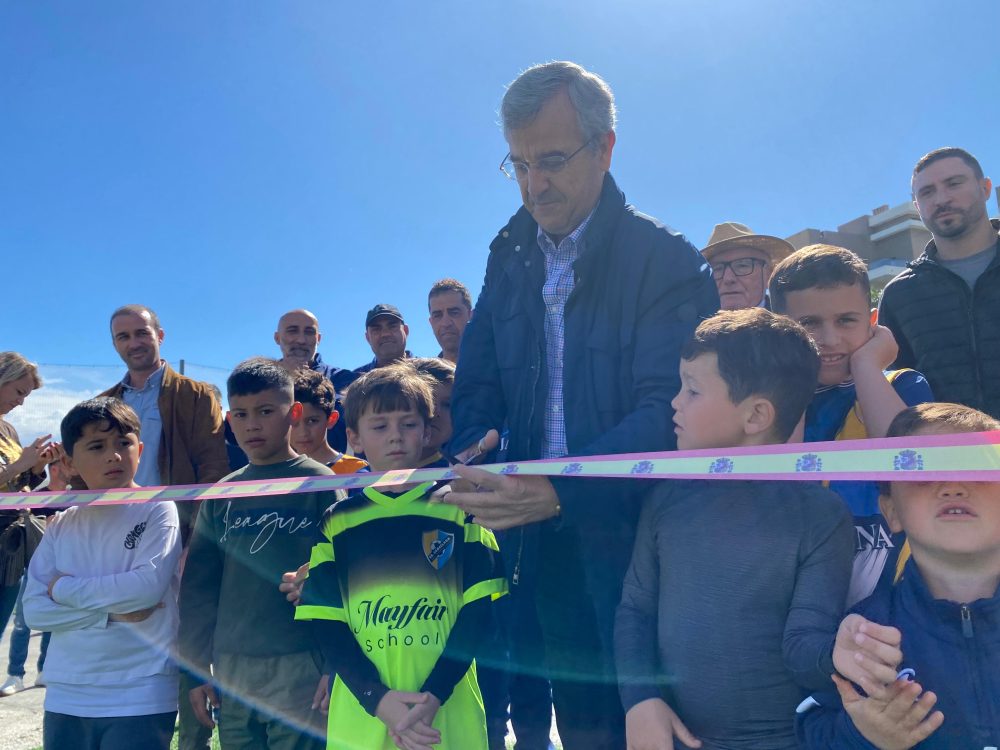 La barriada de Cancelada ya cuenta con un nuevo campo de fútbol a la última - Garcia Urbano corte cinta La barriada de Cancelada ya cuenta con un nuevo campo de fútbol a la última - Garcia Urbano corte cinta