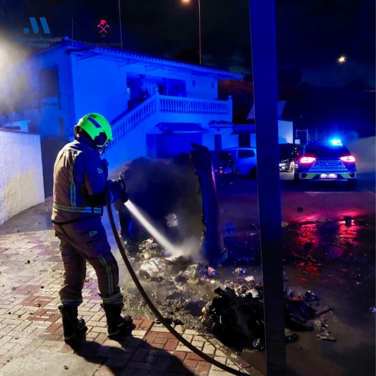 Un contenedor en llamas en Torremolinos obliga a una intervención urgente de los bomberos - GjiQBqwWwAAJC9o Un contenedor en llamas en Torremolinos obliga a una intervención urgente de los bomberos - GjiQBqwWwAAJC9o