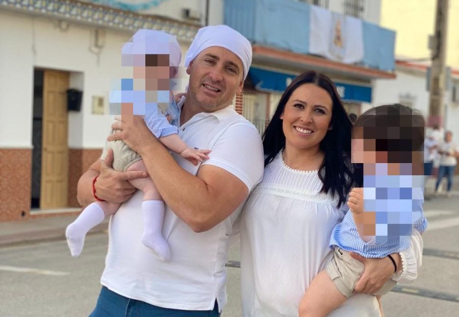 "Mis niños preguntan por su papá", el desgarrador testimonio sin respuesta sobre el fallecido en Estepona - Imagen de WhatsApp 2025 02 05 a las 12.09.12 caf98aef e1738757350139 Cristina junto a su marido Juan Antonio y sus dos hijos.