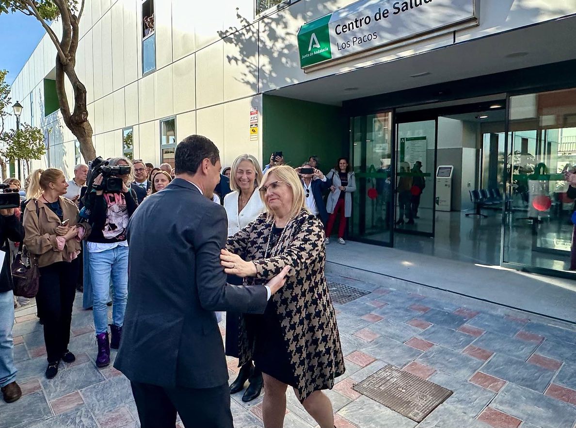 El presidente de la Junta de Andalucía, Juanma Moreno y la alcaldesa de Fuengirola, Ana Mula, inauguran el centro de salud Los Pacos.