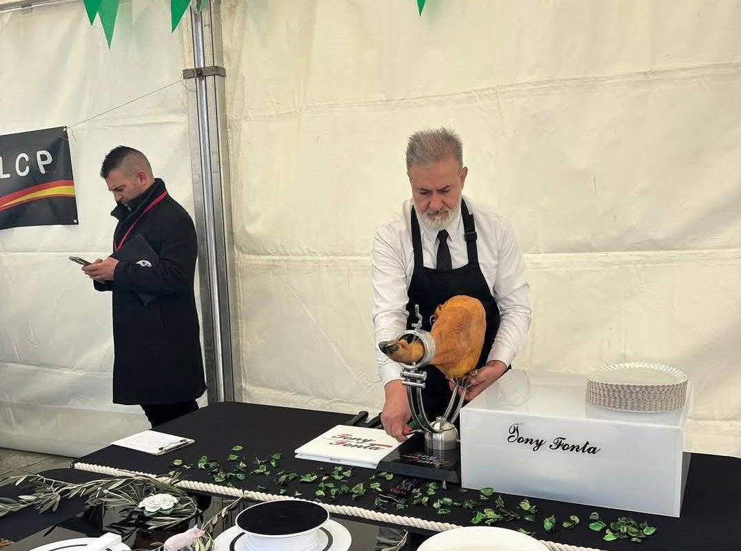 Casares acoge el Campeonato de Andalucía de cortadores de jamón - Jamon horizontal Casares acoge el Campeonato de Andalucía de cortadores de jamón - Jamon horizontal
