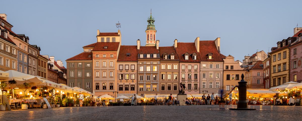Ryanair amplía sus rutas en Málaga con cinco nuevos destinos para el verano 2025 - Market Square Warsaw 22594p cropped Ryanair amplía sus rutas en Málaga con cinco nuevos destinos para el verano 2025 - Market Square Warsaw 22594p cropped