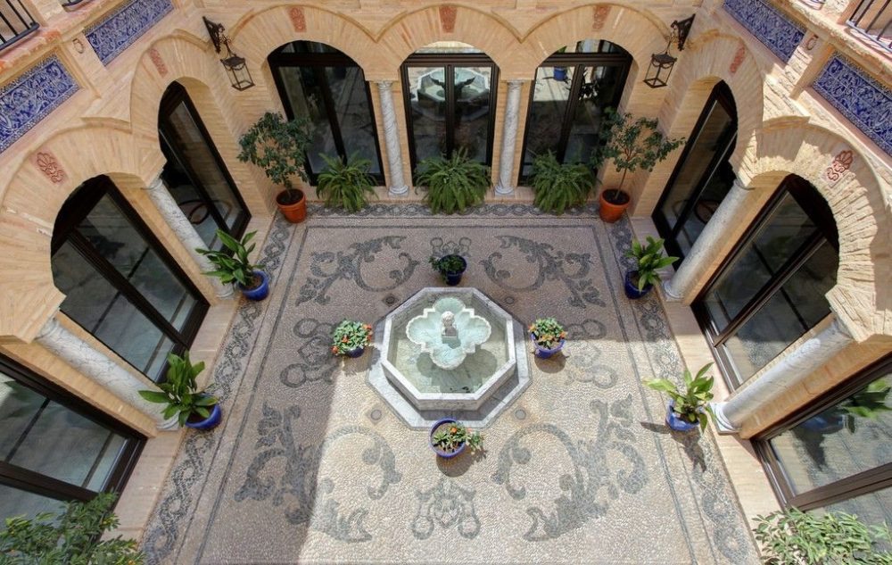 El palacio de Aladdin está en Marbella: un espectacular chalet de influencia árabe, marroquí y romana - Palacio Marbella El palacio de Aladdin está en Marbella: un espectacular chalet de influencia árabe, marroquí y romana - Palacio Marbella