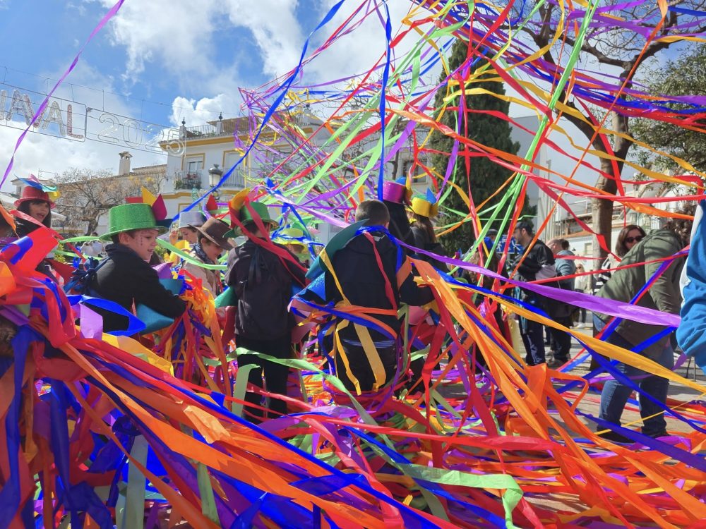 Color, diversión y alegría se combinan en el sábado de Carnaval de Benalmádena Pueblo - Pasacalles Benalmadena