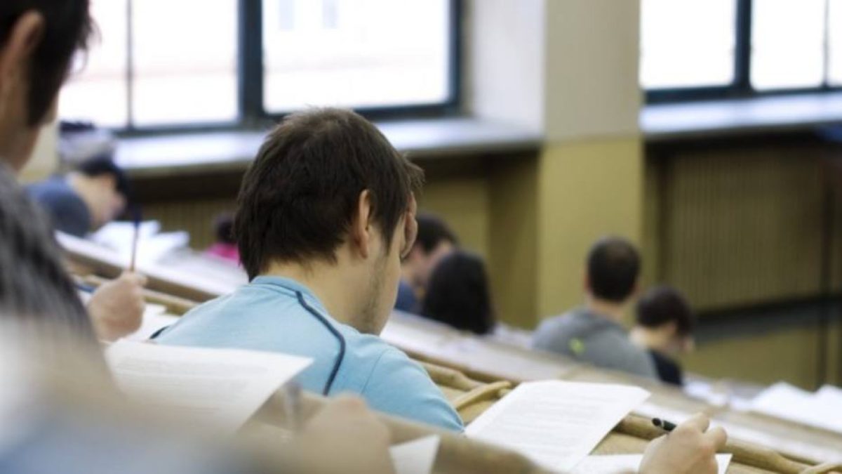 Andalucía aprueba 3.720 plazas docentes en la OEP 2026 - Profesores oferta empleo público profesores