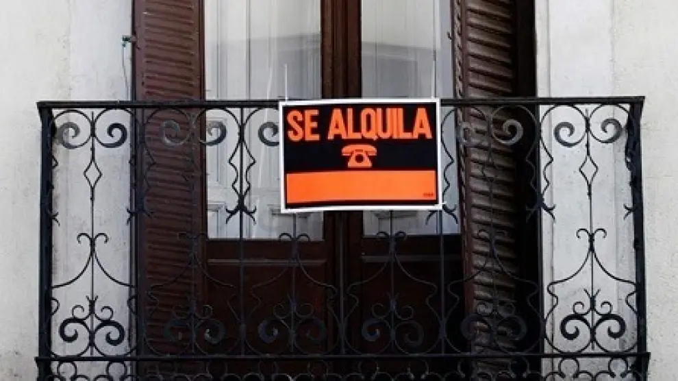 La competencia por el alquiler se dispara en Málaga y crece casi un 40 % en un año - Un cartel anuncia una vivienda en alquiler.UGT Un cartel anuncia una vivienda en alquiler./ UGT