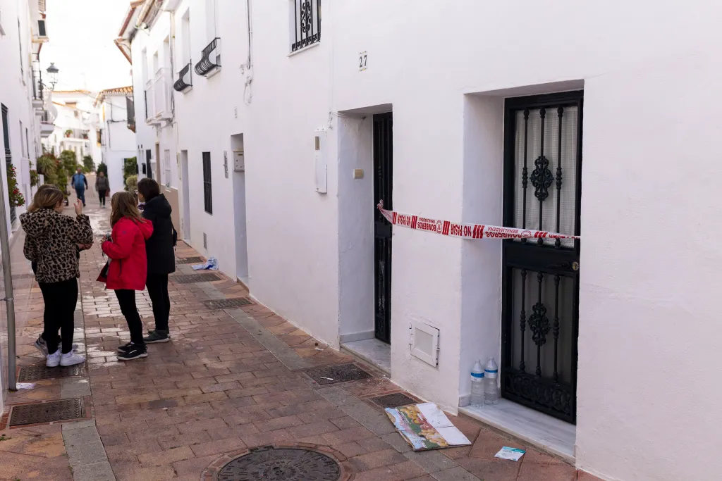 Muerte por asfixia mecánica, la autopsia confirma cómo fue asesinada Catalina por su pareja en Benalmádena - Un hombre ha sido detenido en la localidad malaguena de Benalmadena por presuntamente haber asesinado a su mujer en presencia de sus hijos EFECarlos Diaz Un hombre detenido en Benalmádena por presuntamente haber asesinado a su mujer en presencia de sus hijos./ EFE Carlos Díaz