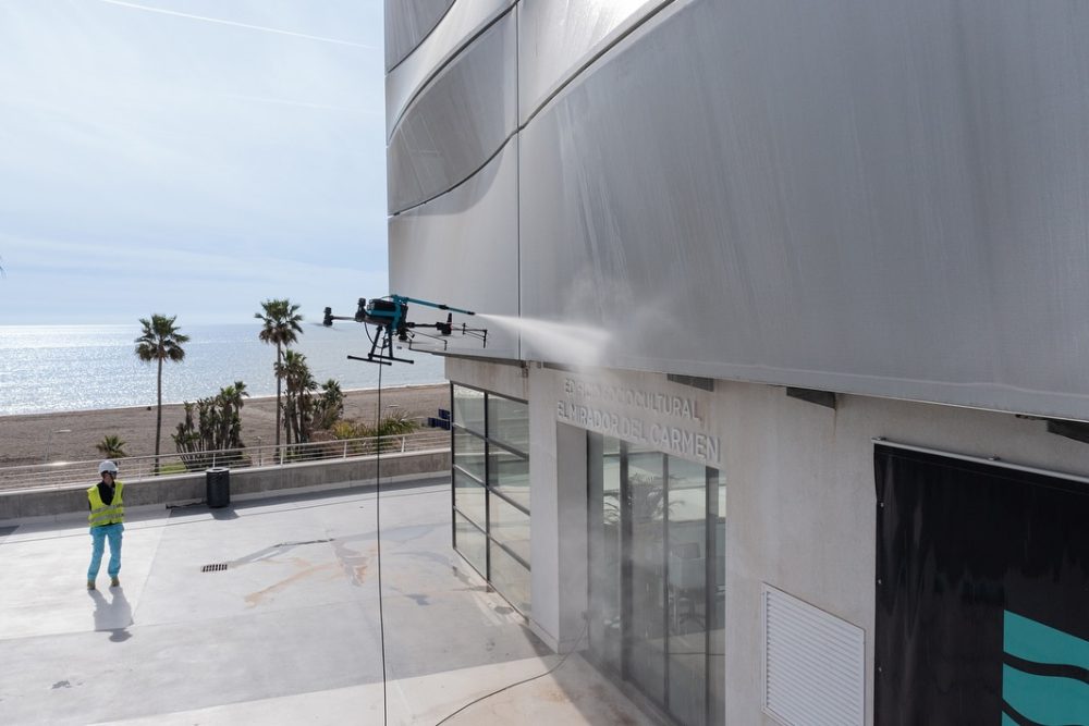 Estepona incorpora el uso de drones para limpiar fachadas de los edificios públicos - limpz est Estepona incorpora el uso de drones para limpiar fachadas de los edificios públicos - limpz est